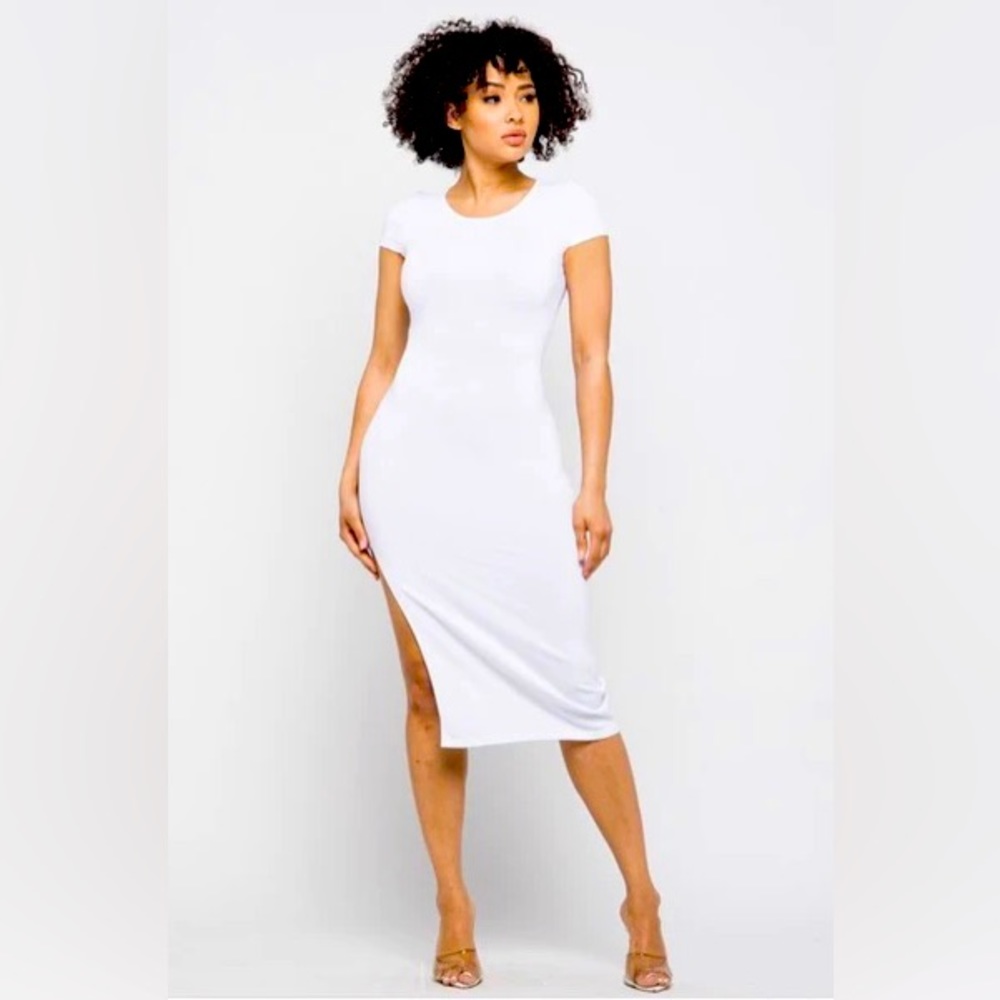 Runs true to size with stretch

Model wearing size small